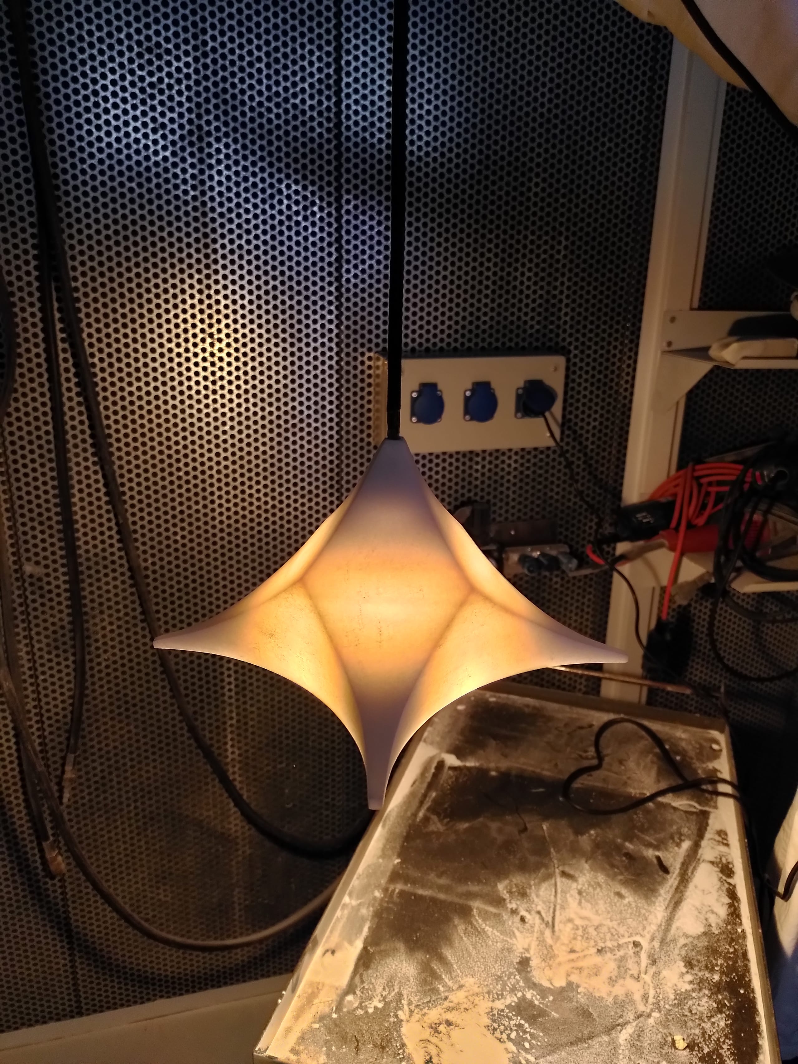 Die leuchtende Lampe in der Werkstatt hängend, warmes Licht gegen die dunkle Umgebung