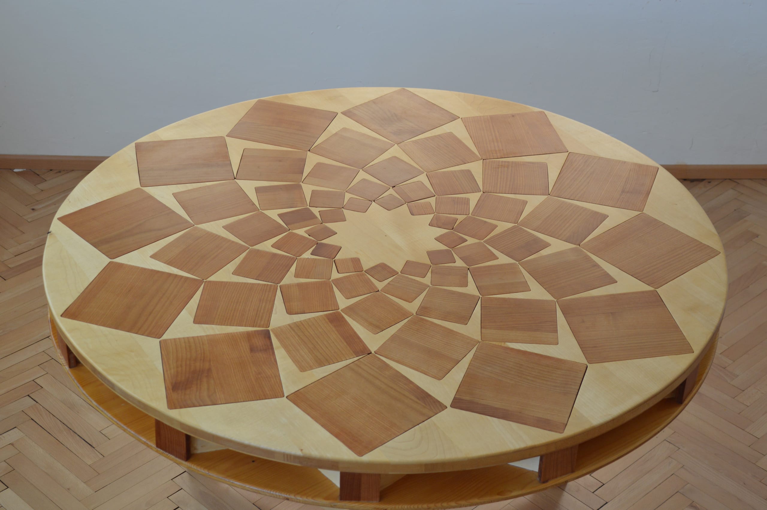 Die geschlossene Platte von schräg oben, eine Rosette in hellem und dunklem Muster
